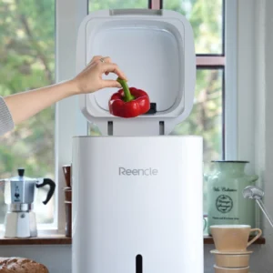 Reencle Prime kućni komposter u kuhinji – ubacivanje otpada od hrane