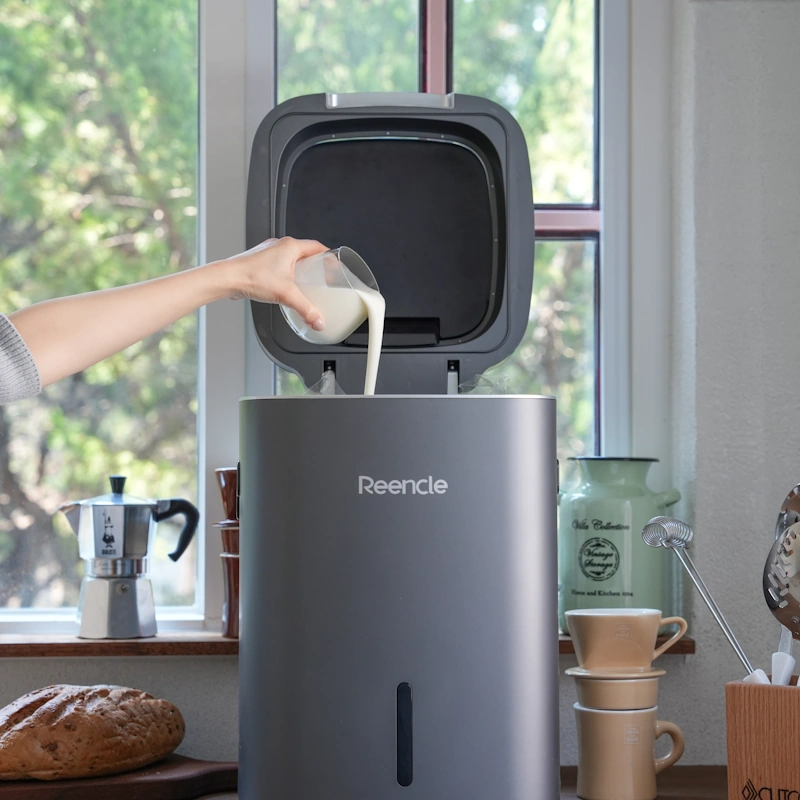 Reencle Prime kućni komposter u kuhinji – ubacivanje ostataka hrane bez smrdljive kante za smeće