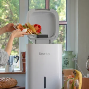 Reencle Prime kućni komposter u kuhinji – ubacivanje ostataka hrane bez vrećica koje pucaju