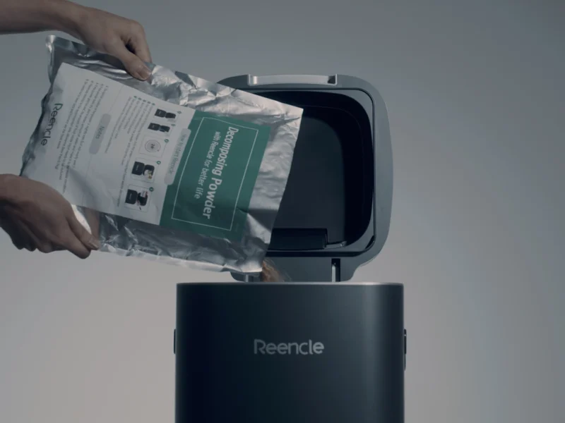 Pokretanje Reencle Prime kompostera sa starter paketom u kojemu se nalazi mješavina mikroorganizama za kompostiranje