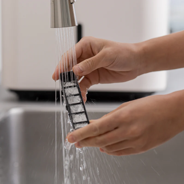 Mrežasti filter za Reencle električni komposter se lako izvadi i opere pod vodom, posuši i vrati u komposter.